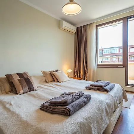 Elegant Aristocratic 2 Bdrm Flat, Location סופיה