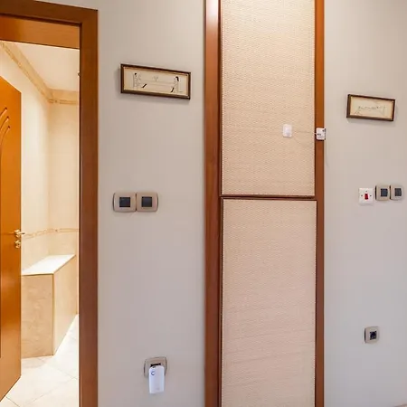 Elegant Aristocratic 2 Bdrm Flat, Location Lejlighed Sofia