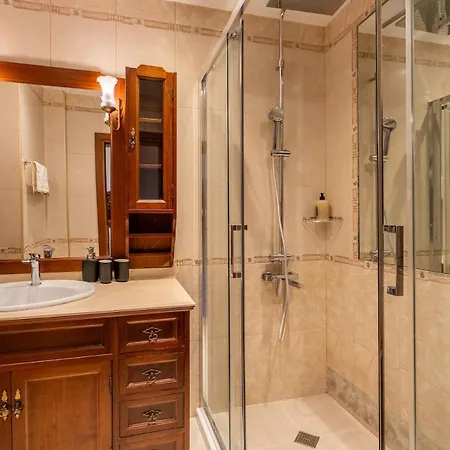 Elegant Aristocratic 2 Bdrm Flat, Location *