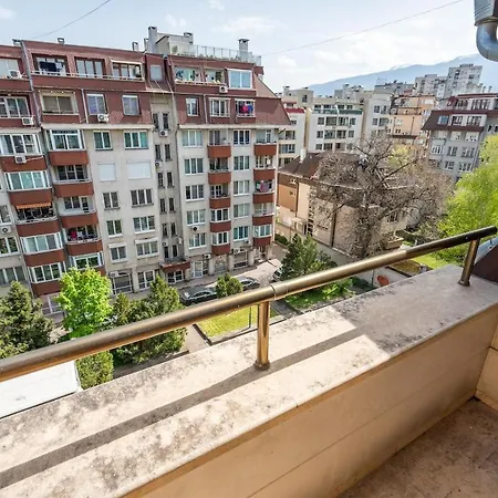 Elegant Aristocratic 2 Bdrm Flat, Location