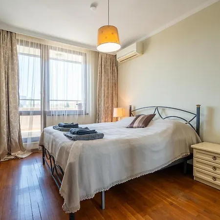 Elegant Aristocratic 2 Bdrm Flat, Location Apartman