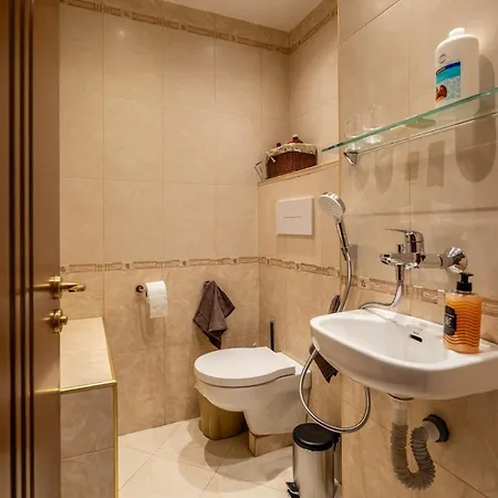 Apartman Elegant Aristocratic 2 Bdrm Flat, Location