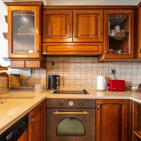 Elegant Aristocratic 2 Bdrm Flat, Location