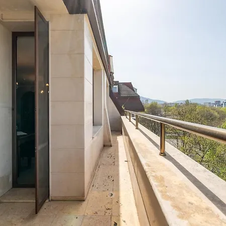 Elegant Aristocratic 2 Bdrm Flat, Location *