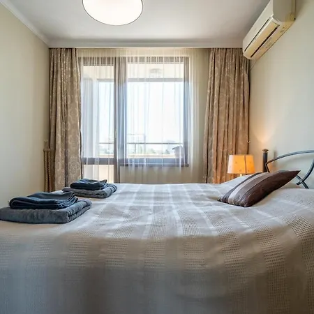 Elegant Aristocratic 2 Bdrm Flat, Location *