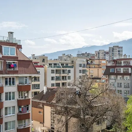 Elegant Aristocratic 2 Bdrm Flat, Location *