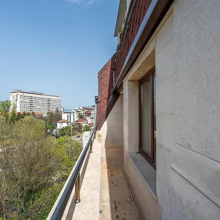 Elegant Aristocratic 2 Bdrm Flat, Location