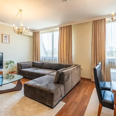 Elegant Aristocratic 2 Bdrm Flat, Location *