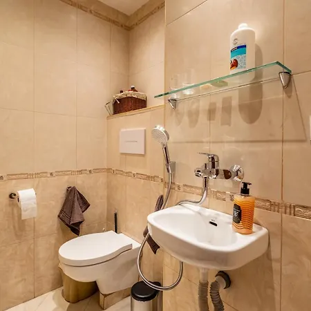 Elegant Aristocratic 2 Bdrm Flat, Location *