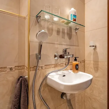 Elegant Aristocratic 2 Bdrm Flat, Location