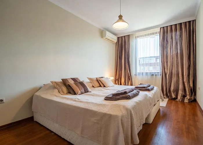 Elegant Aristocratic 2 Bdrm Flat, Location