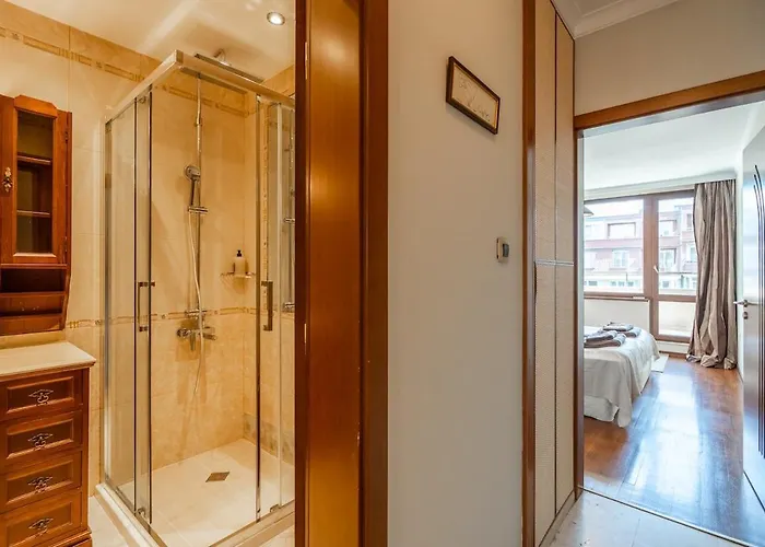 Elegant Aristocratic 2 Bdrm Flat, Location *