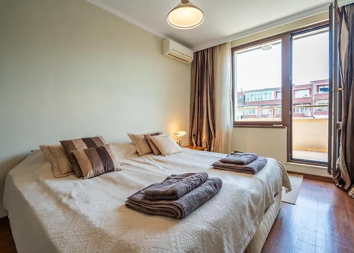 Elegant Aristocratic 2 Bdrm Flat, Location Sofia