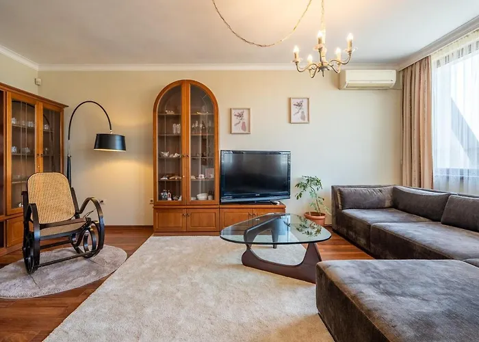 Elegant Aristocratic 2 Bdrm Flat, Location