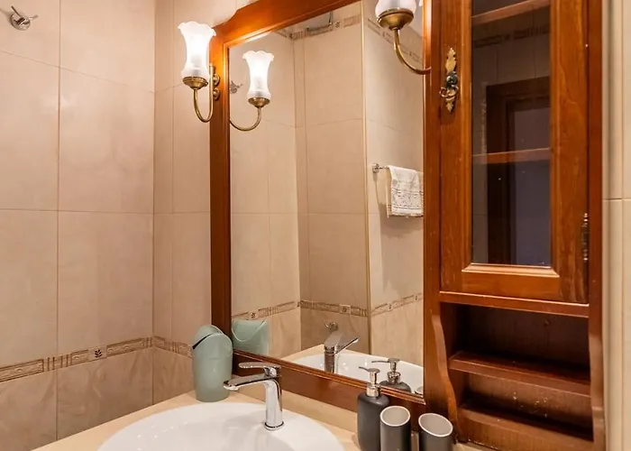 Elegant Aristocratic 2 Bdrm Flat, Location Lejlighed