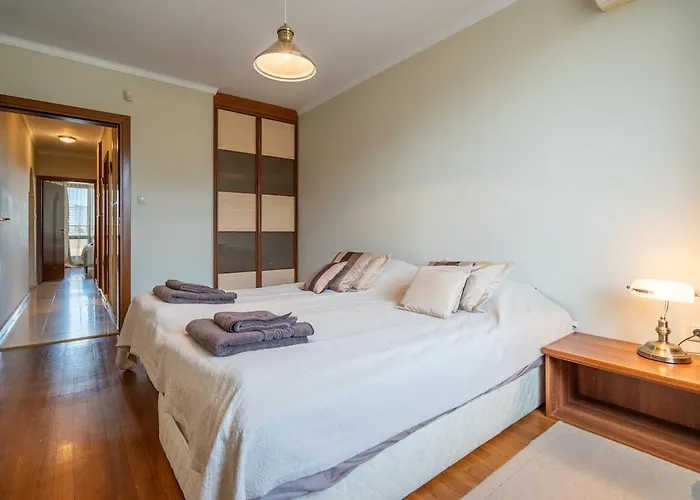 Elegant Aristocratic 2 Bdrm Flat, Location *