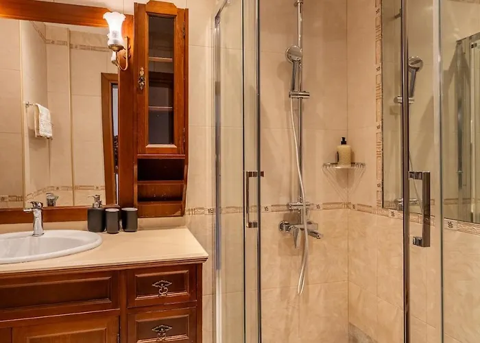 Elegant Aristocratic 2 Bdrm Flat, Location *