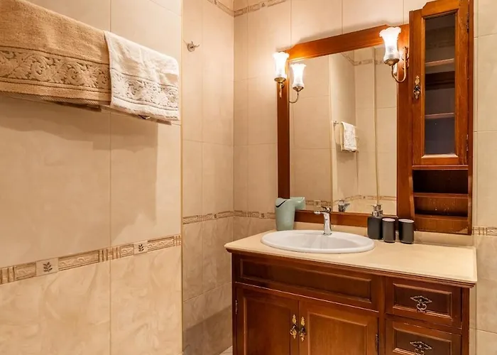 Elegant Aristocratic 2 Bdrm Flat, Location