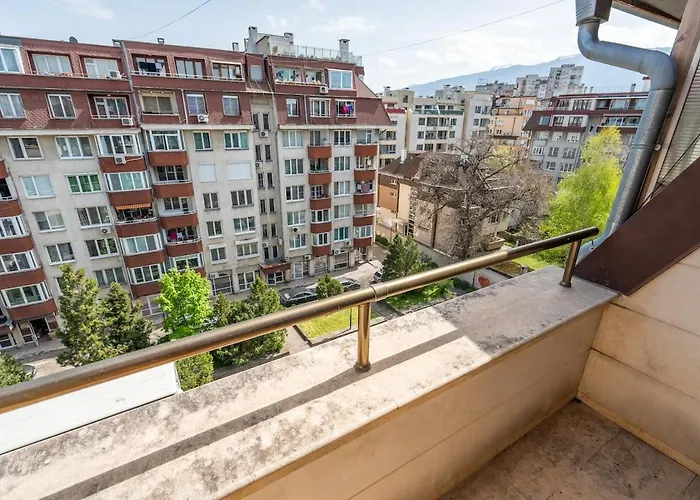 Elegant Aristocratic 2 Bdrm Flat, Location