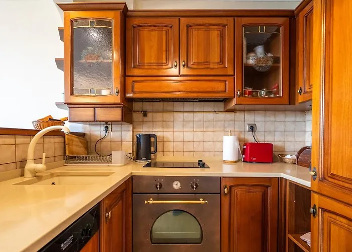 Elegant Aristocratic 2 Bdrm Flat, Location