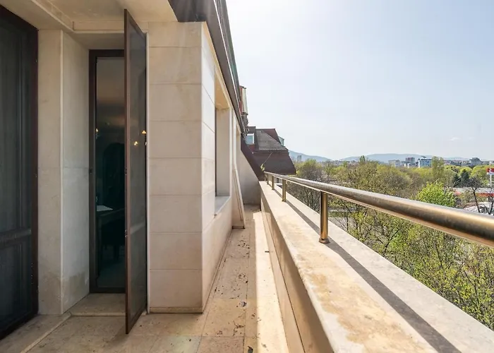 Elegant Aristocratic 2 Bdrm Flat, Location *