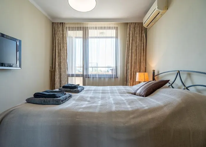 Elegant Aristocratic 2 Bdrm Flat, Location *