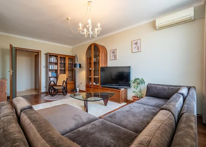 Elegant Aristocratic 2 Bdrm Flat, Location Lejlighed *