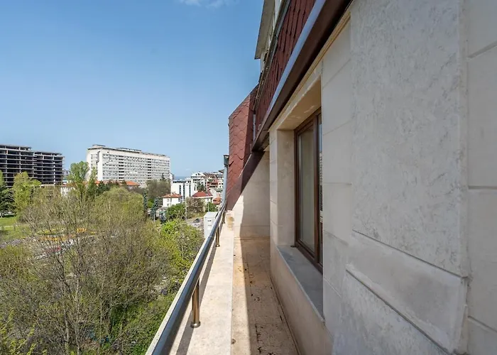 Elegant Aristocratic 2 Bdrm Flat, Location