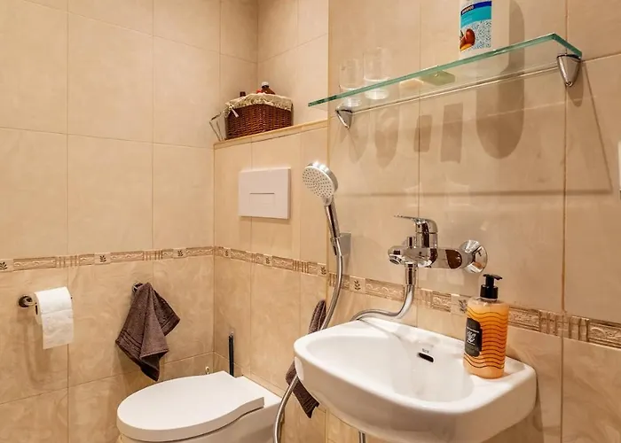 Elegant Aristocratic 2 Bdrm Flat, Location *