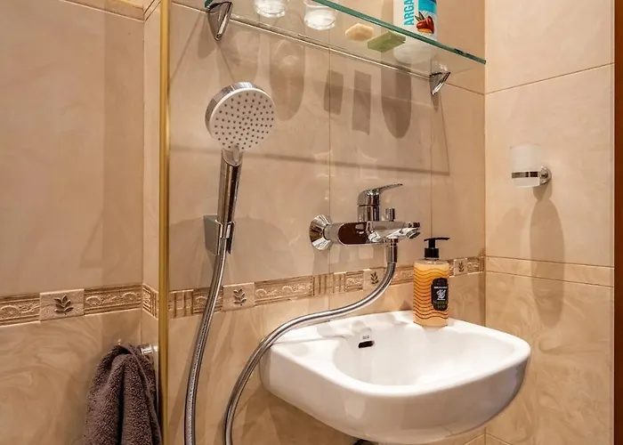 Elegant Aristocratic 2 Bdrm Flat, Location