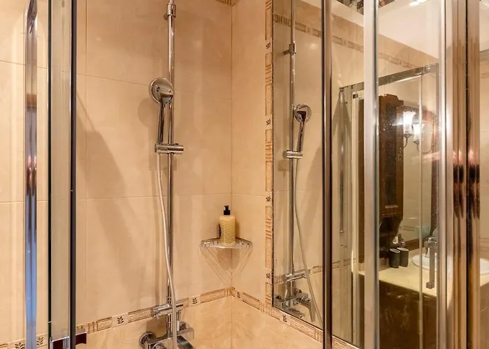 Elegant Aristocratic 2 Bdrm Flat, Location *