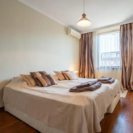 Elegant Aristocratic 2 Bdrm Flat, Location