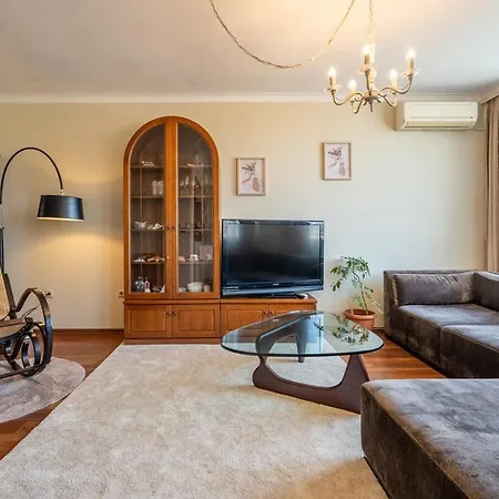 Elegant Aristocratic 2 Bdrm Flat, Location