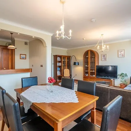 Elegant Aristocratic 2 Bdrm Flat, Location *