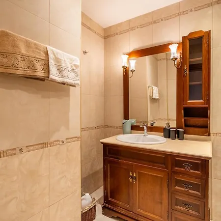 Elegant Aristocratic 2 Bdrm Flat, Location